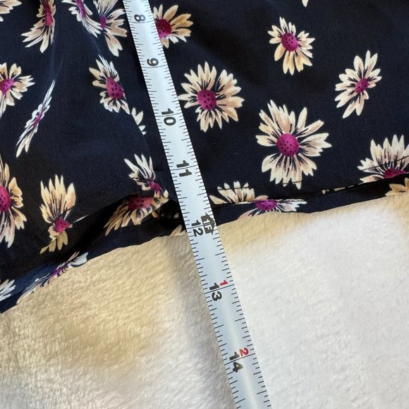 Forever 21 Black Flowy women's Shorts Size Small with Red Flowers Sunflowers - Picture 3 of 6